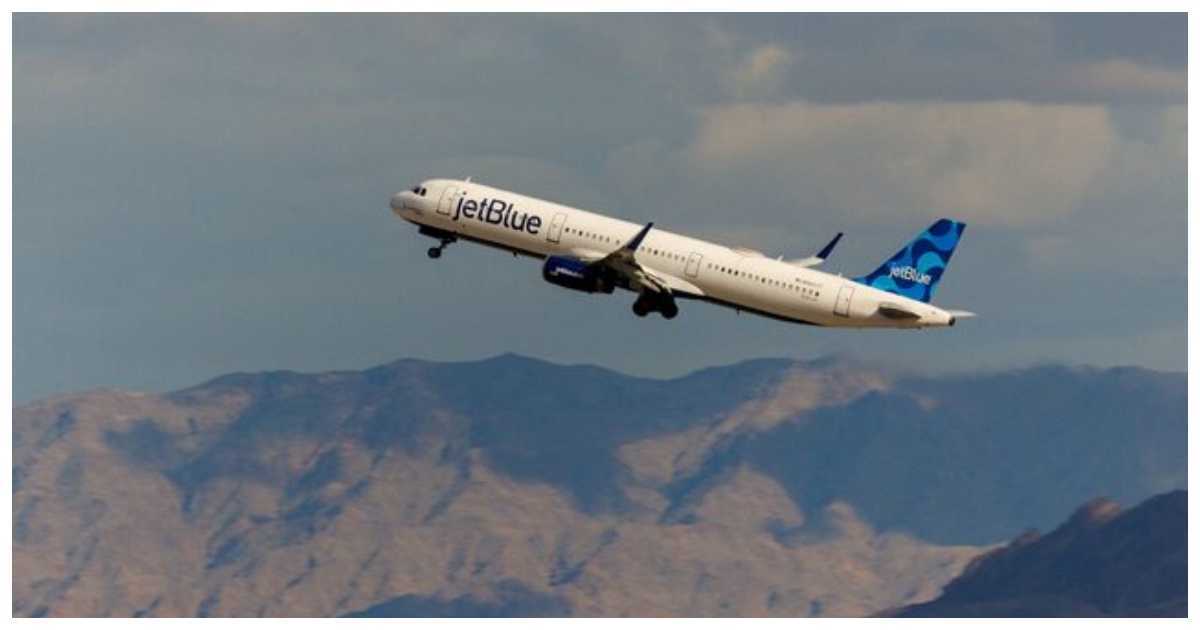 যাত্রারত একটি জেটব্লু বিমান। ছবি: রয়টার্স